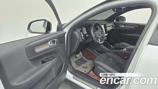Вольво XC40 — Фото автомобиля 10