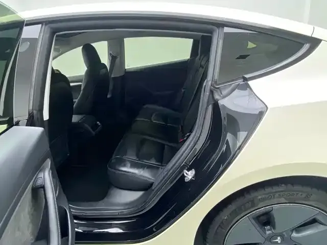 Tesla Model 3 — Фото автомобиля 14