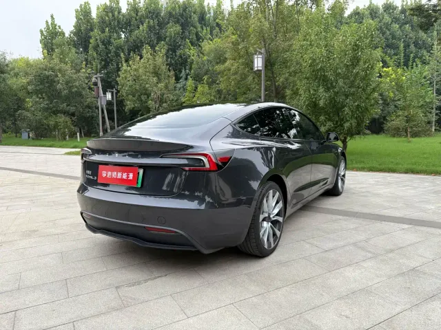 Tesla Model 3 — Фото автомобиля 8