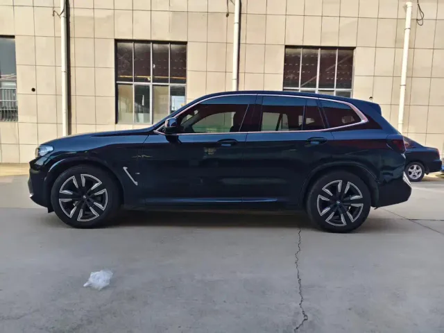BMW iX3 — Фото автомобиля 5