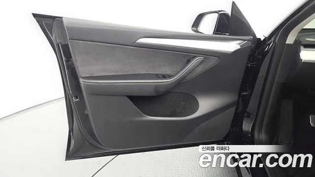 Tesla Model Y — Фото автомобиля 12