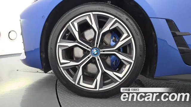 BMW i4 — Фото автомобиля 5