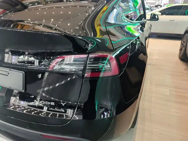 Tesla Model Y — Фото автомобиля 7