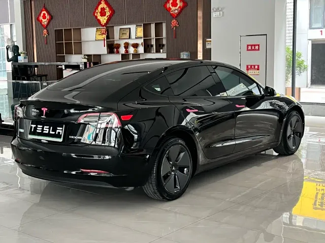 Tesla Model 3 — Фото автомобиля 8