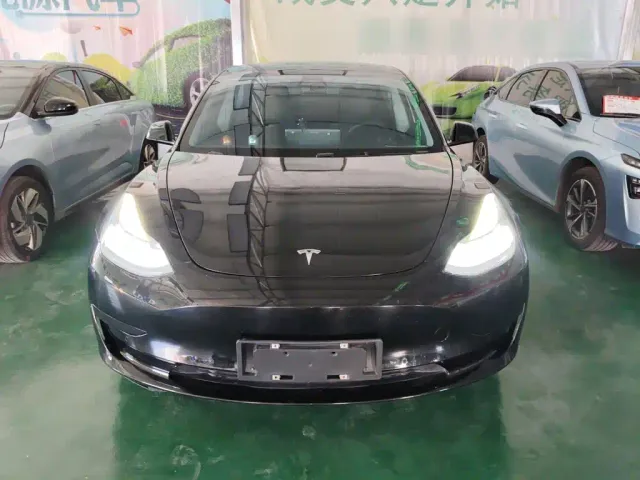 Tesla Model 3 — Фото автомобиля 2
