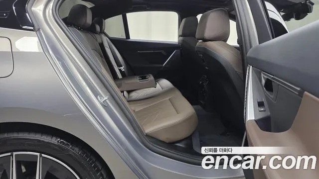 BMW 5 Series G60 — Фото автомобиля 11