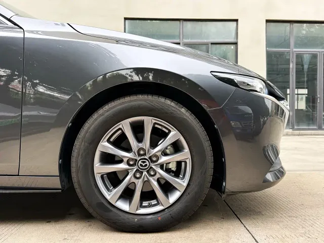 Mazda Axela — Фото автомобиля 11