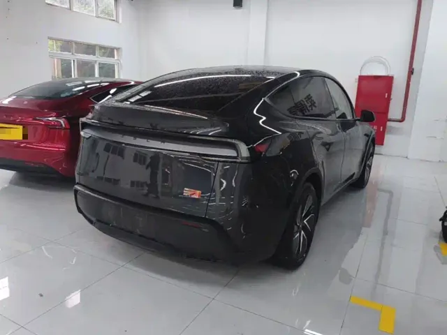 Tesla Model Y — Фото автомобиля 6