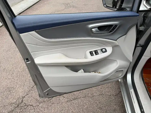 Roewe iMAX8 — Фото автомобиля 6
