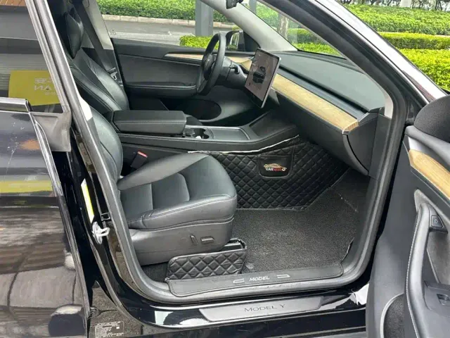 Tesla Model Y — Фото автомобиля 13