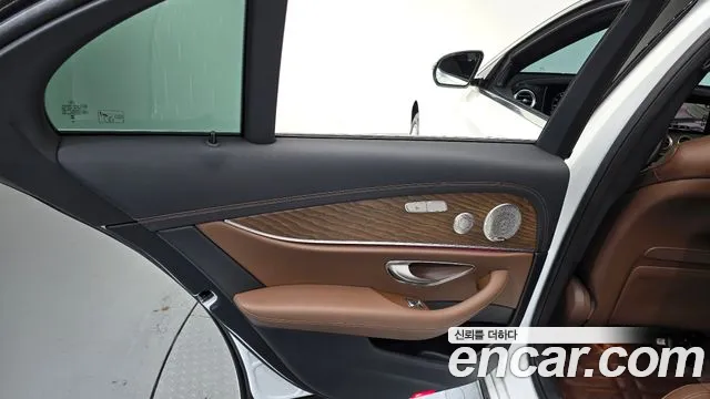 Mercedes-Benz E-Class — Фото автомобиля 20