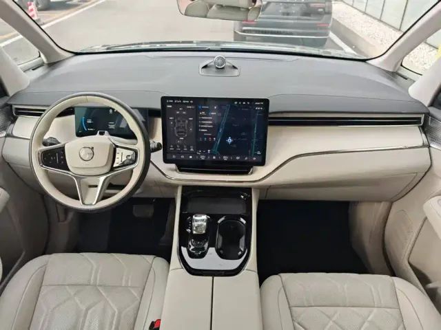 Volvo EM90 — Фото автомобиля 15