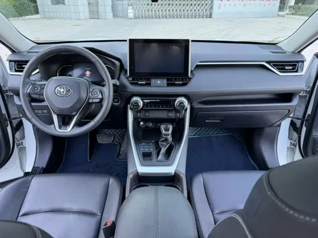 Toyota RAV4 — Фото автомобиля 10