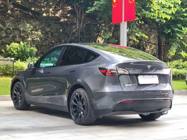 Tesla Model Y — Фото автомобиля 16