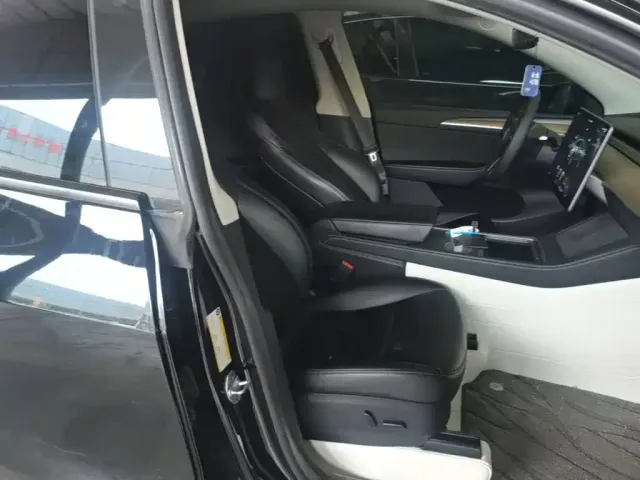 Tesla Model Y — Фото автомобиля 24