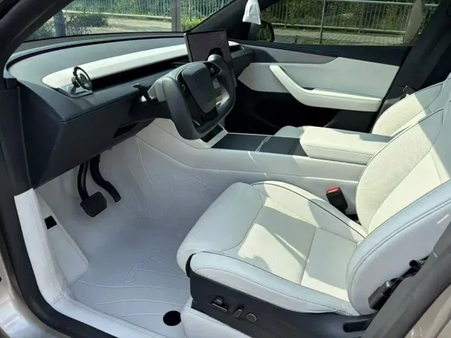 Tesla Model Y L — Фото автомобиля 11