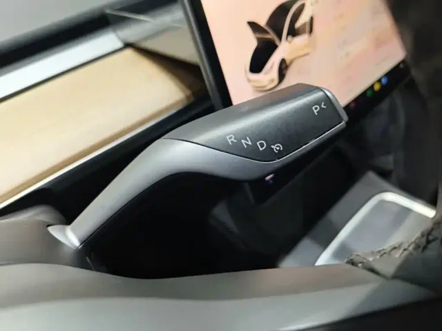Tesla Model 3 — Фото автомобиля 13