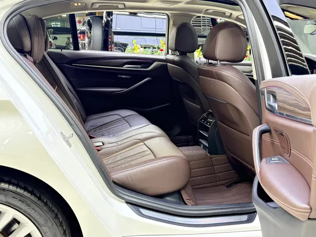 BMW 5 Series — Фото автомобиля 16