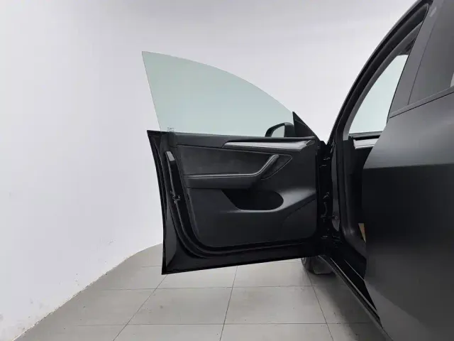 Tesla Model Y — Фото автомобиля 8