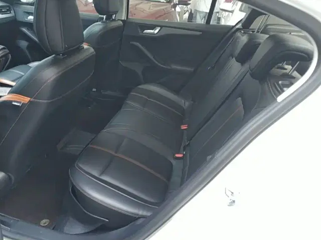 Ford Focus — Фото автомобиля 16