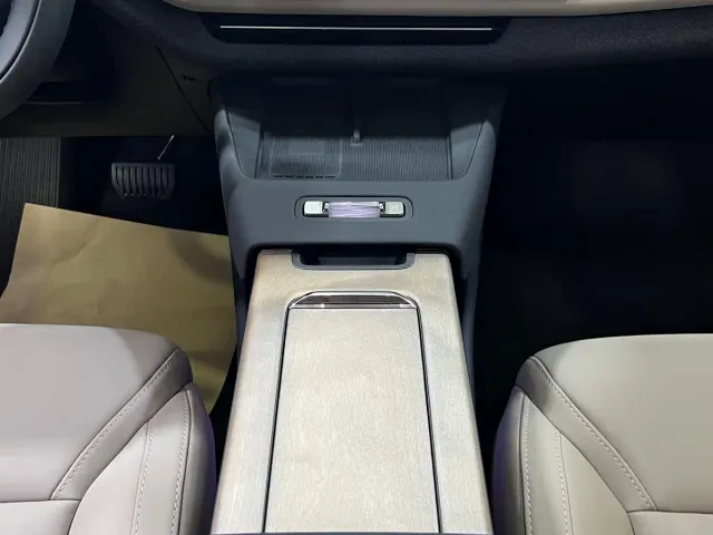 Volvo XC70 Plug-in Hybrid — Фото автомобиля 14