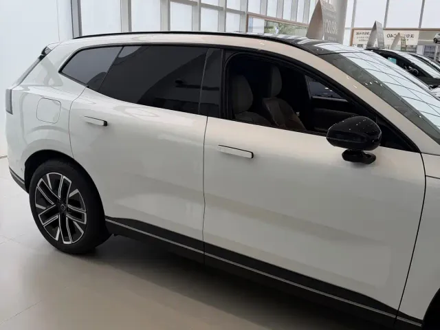Volvo XC70 Plug-in Hybrid — Фото автомобиля 5