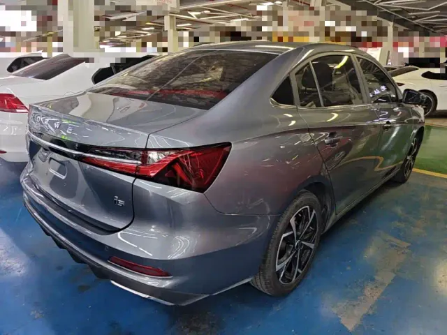 Roewe i5 — Фото автомобиля 6