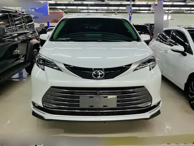 Toyota Sienna — Фото автомобиля 2