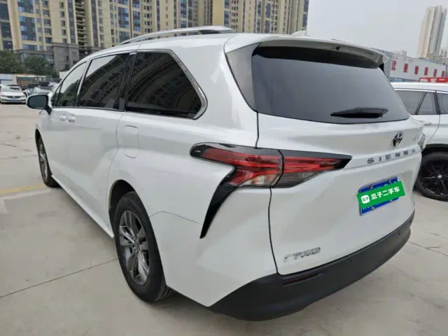 Toyota Sienna — Фото автомобиля 4
