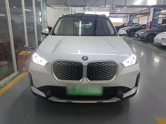 BMW iX1 — Фото автомобиля 2