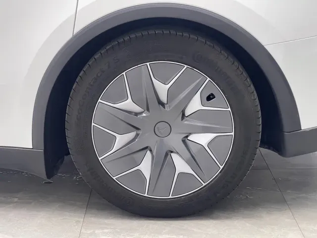 Tesla Model Y L — Фото автомобиля 19