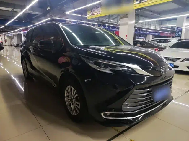 Toyota Sienna — Фото автомобиля 3
