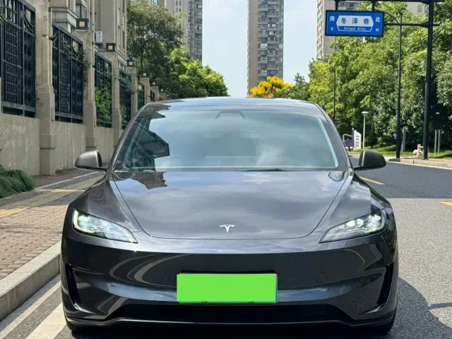 Tesla Model 3 — Фото автомобиля 2