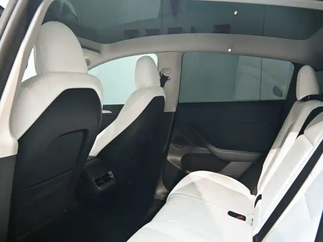 Tesla Model Y — Фото автомобиля 16