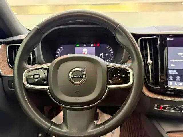 Volvo XC60 — Фото автомобиля 7