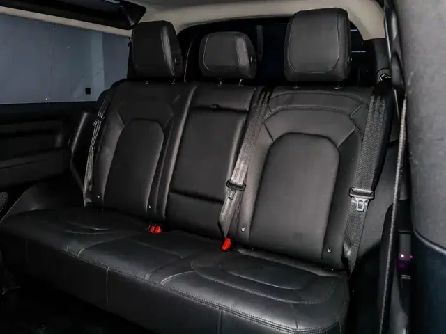 Land Rover Defender — Фото автомобиля 9