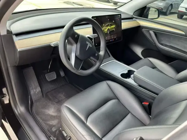 Tesla Model Y — Фото автомобиля 4