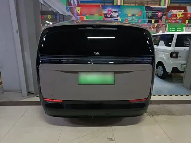 Li Auto MEGA — Фото автомобиля 5
