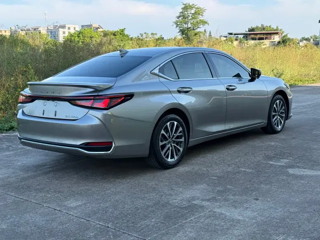 Lexus ES — Фото автомобиля 13
