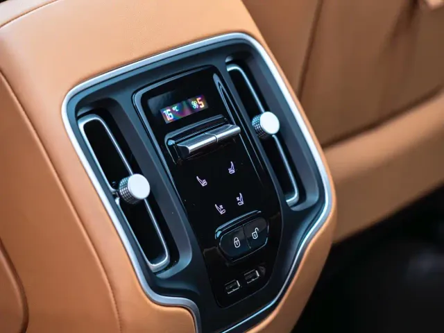 Aston Martin DBX — Фото автомобиля 16