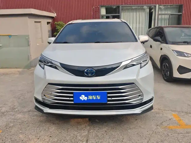 Toyota Sienna — Фото автомобиля 2
