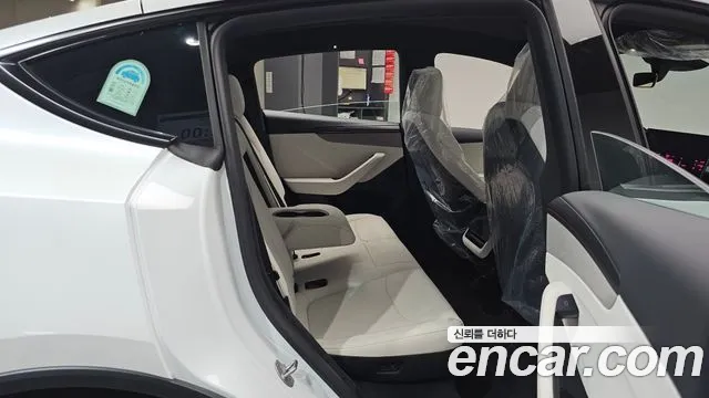Tesla Model Y — Фото автомобиля 17
