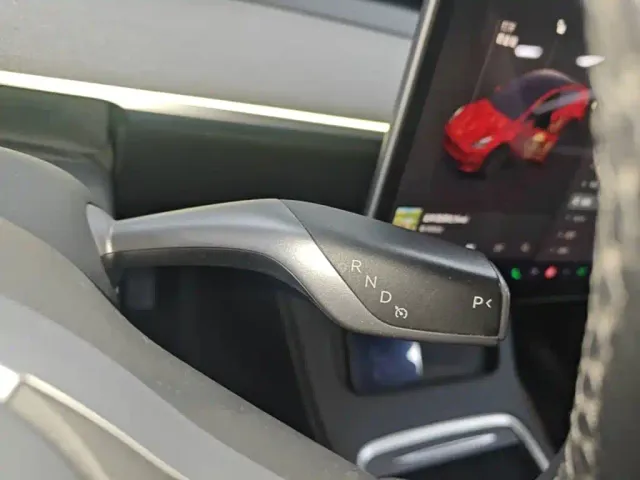 Tesla Model Y — Фото автомобиля 13