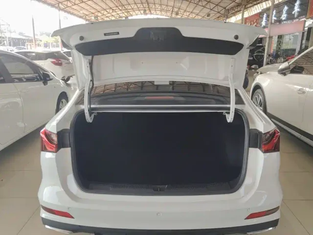 Roewe i5 — Фото автомобиля 18