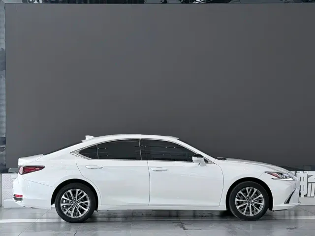 Lexus ES — Фото автомобиля 4