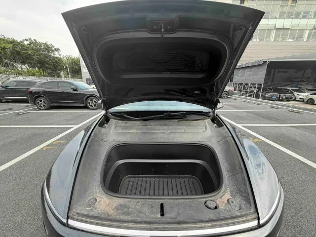 Tesla Model Y — Фото автомобиля 9