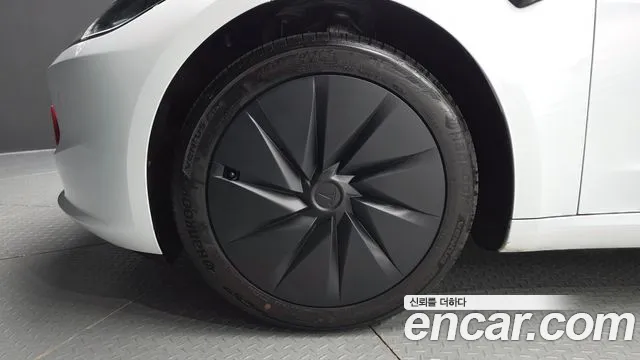 Tesla Model 3 — Фото автомобиля 5
