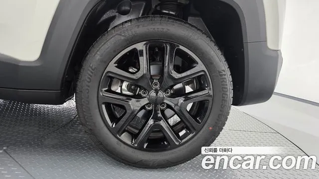 Jeep Renegade — Фото автомобиля 19