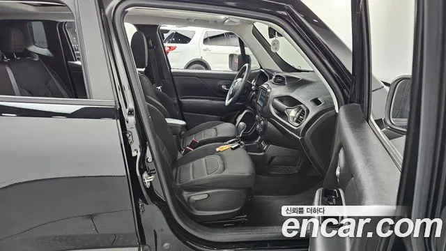 Jeep Renegade — Фото автомобиля 25