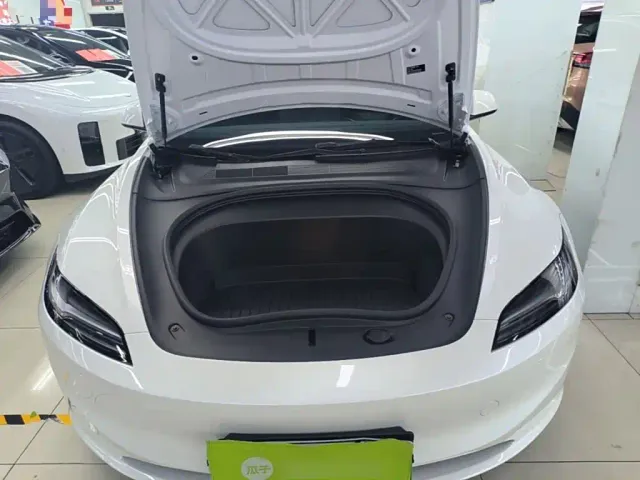 Tesla Model 3 — Фото автомобиля 19